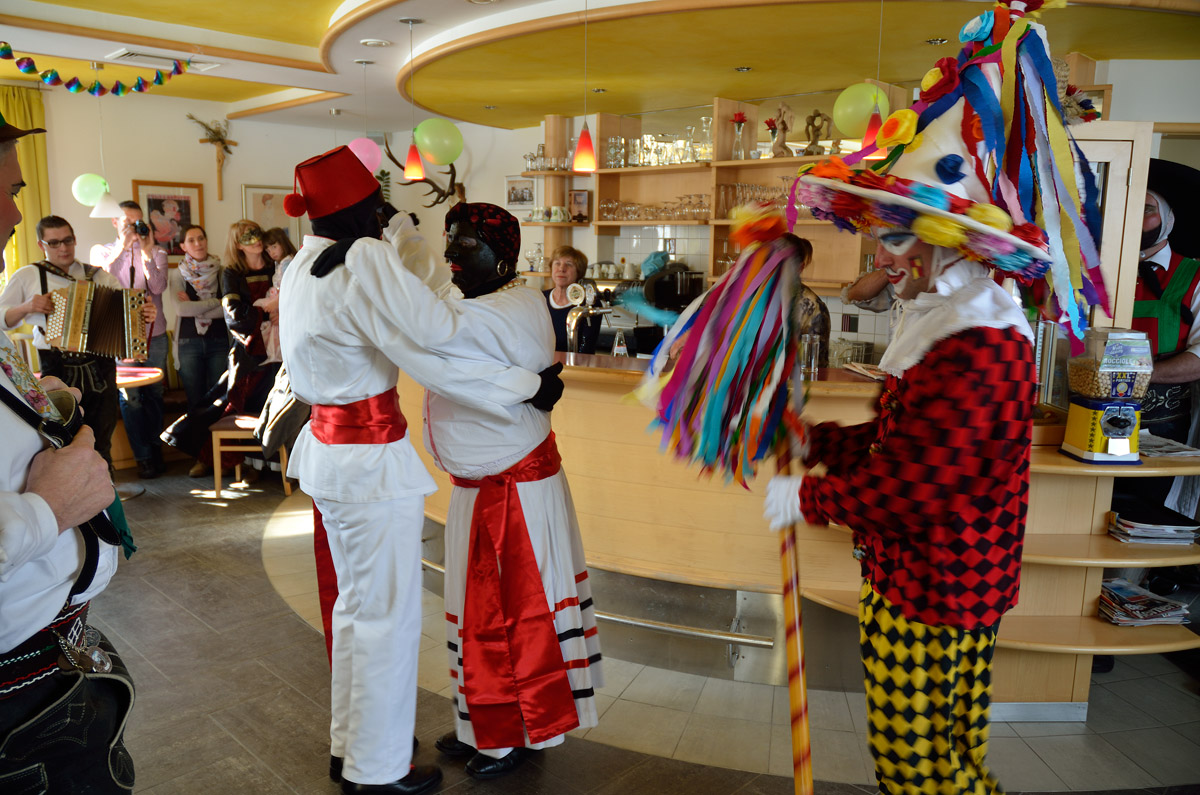 ../Costumi/Mascherata/Mascherata11080bis.jpg
