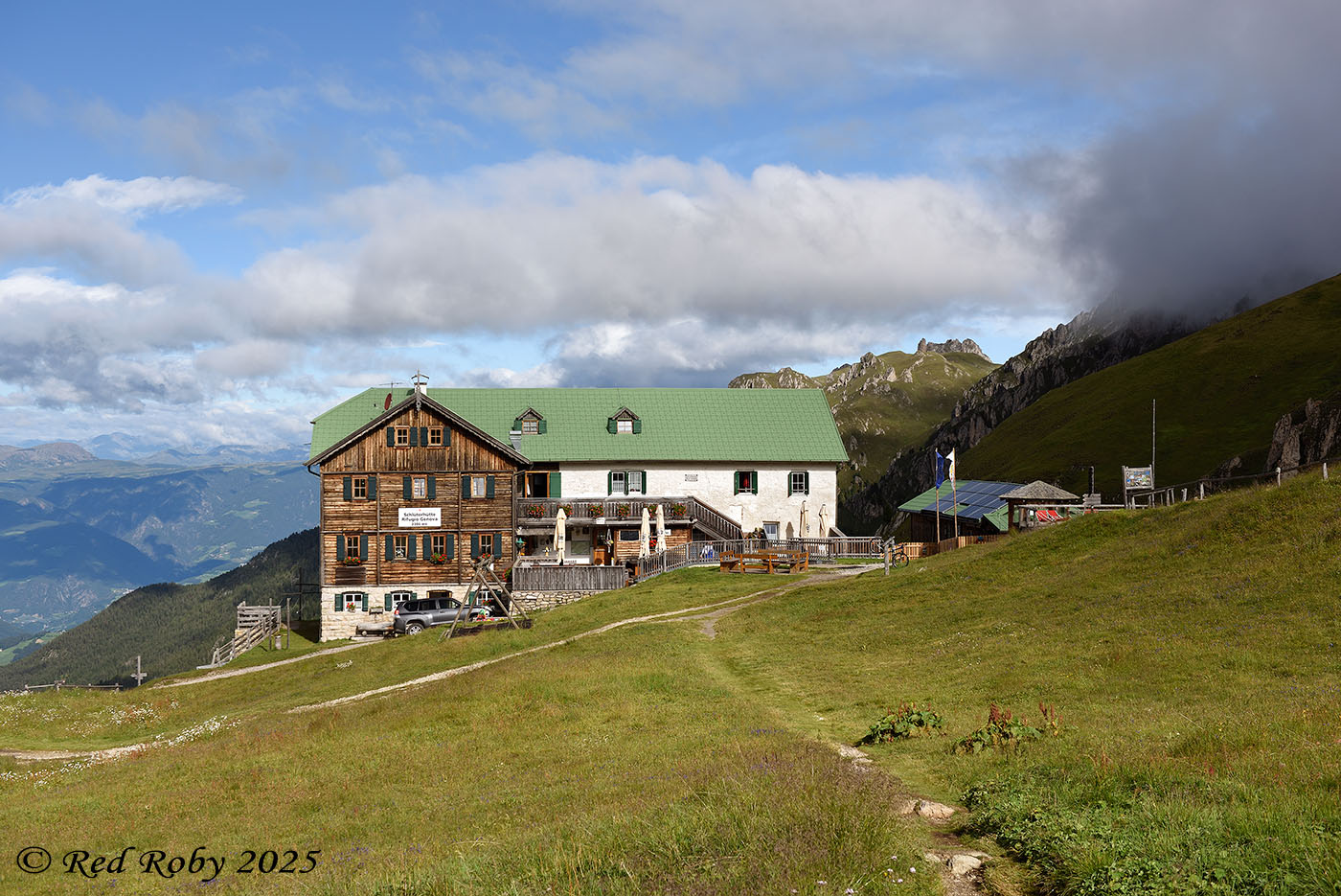../Viaggi/Val_di_Funes/Rifugio_Genova_011882.jpg