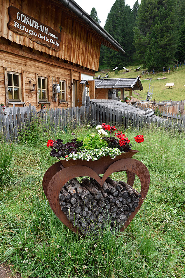 ../Viaggi/Val_di_Funes/Rifugio_Odle_011805.jpg
