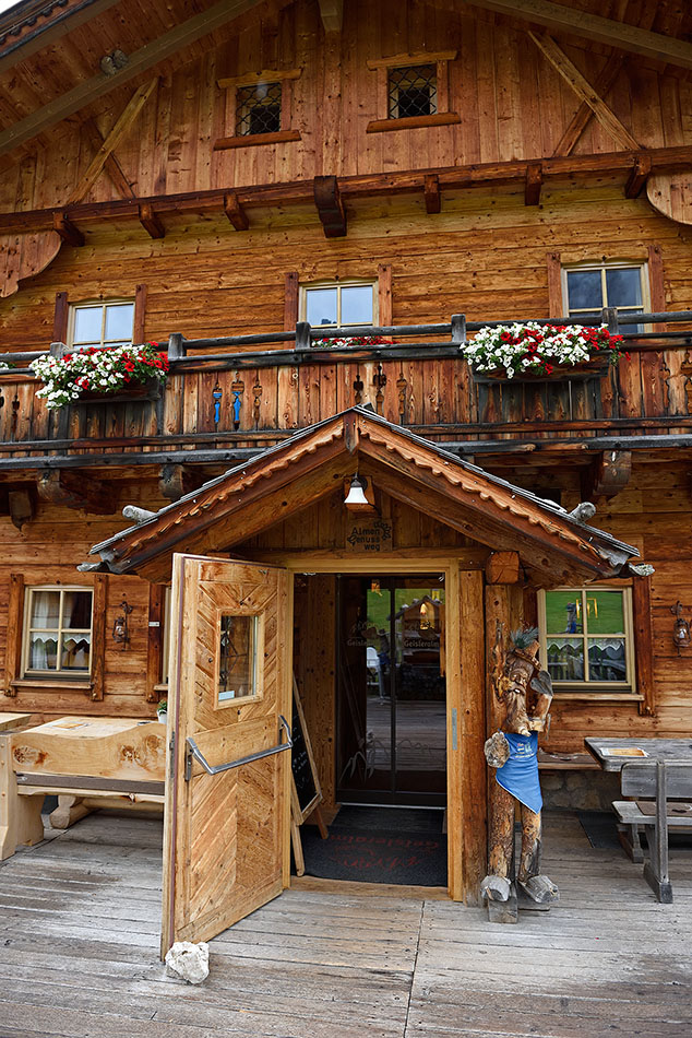 ../Viaggi/Val_di_Funes/Rifugio_Odle_011829.jpg